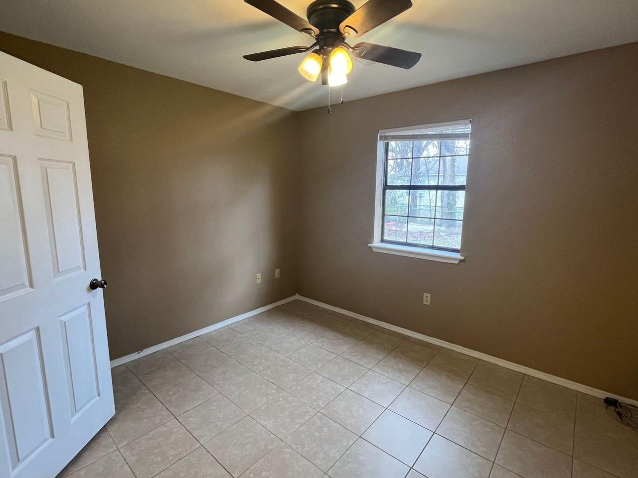 502 Quay St - Photo 6 of 11