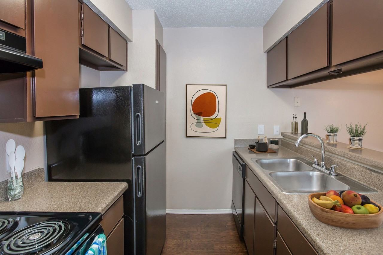 MIA Forest Oaks - Photo 6 of 24