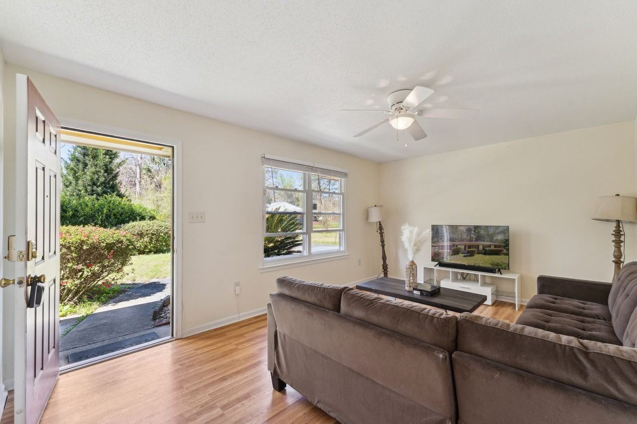 407 Simpson St - Photo 4 of 39