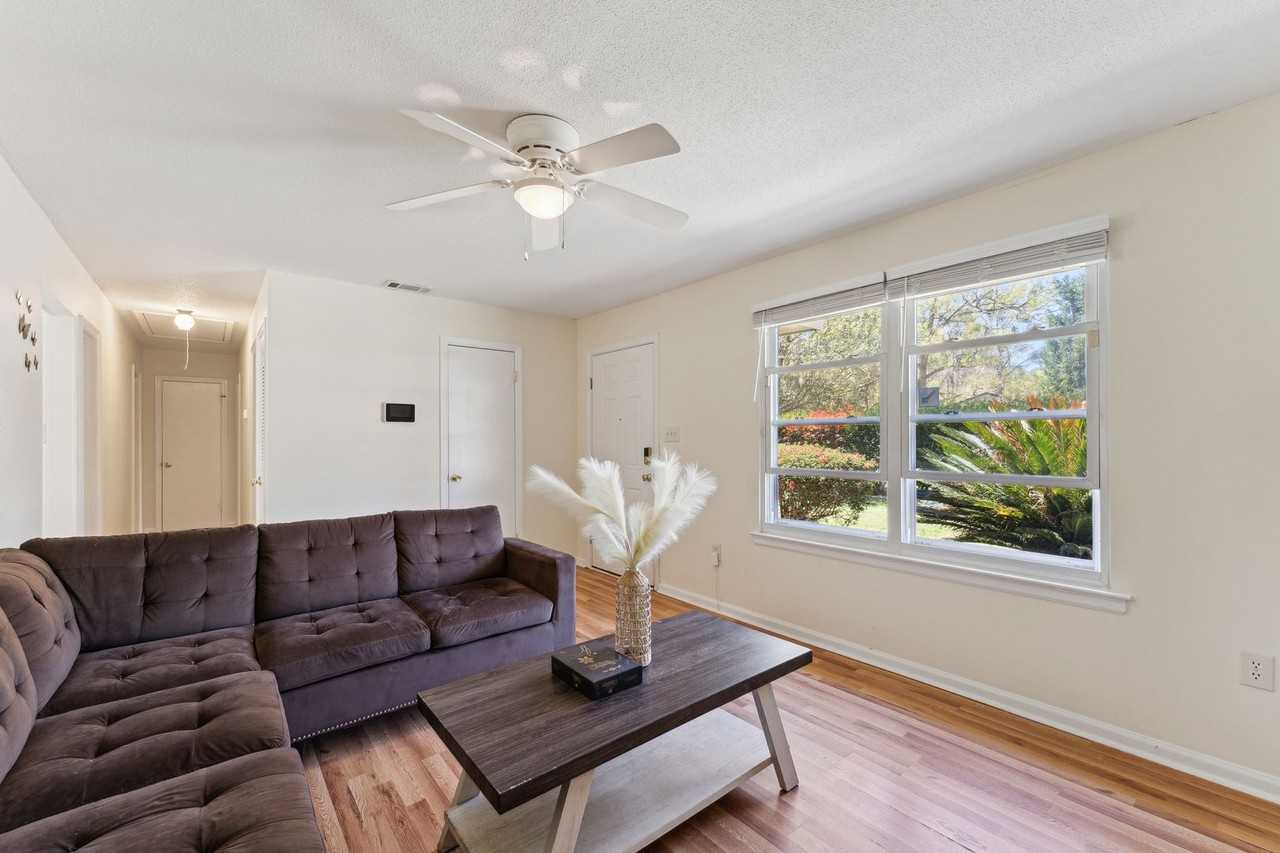 407 Simpson St - Photo 5 of 39