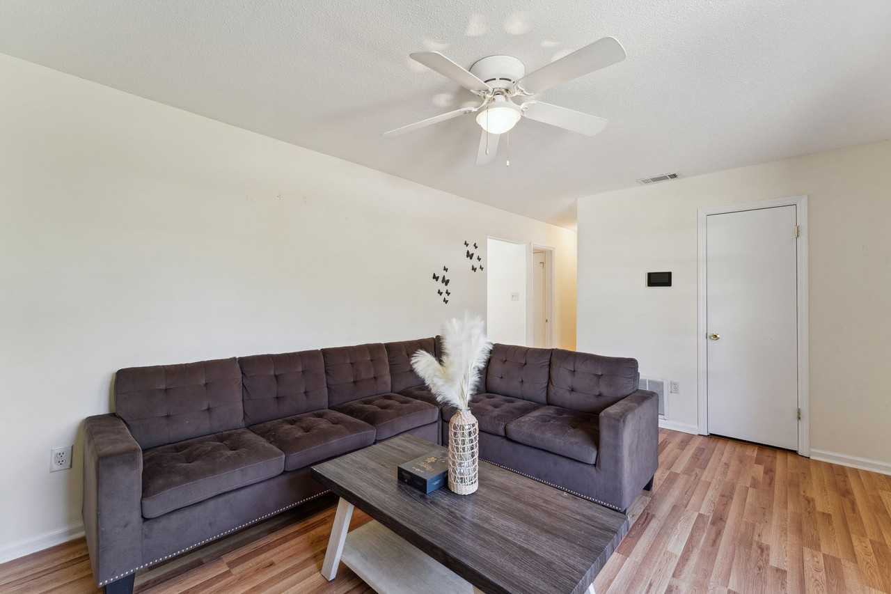 407 Simpson St - Photo 7 of 39