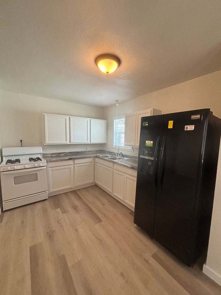 4302 Memorial Dr - Photo 5 of 12