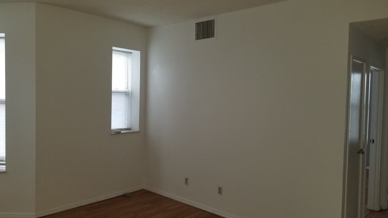 Lindell Plaza Apartments - Photo 2 of 37