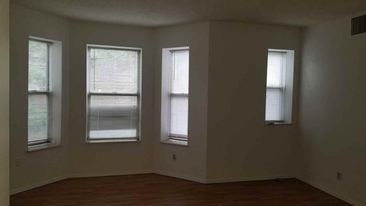 Lindell Plaza Apartments - Photo 3 of 37