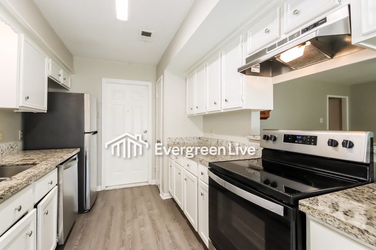 17311 Baronshire Dr - Photo 2 of 14