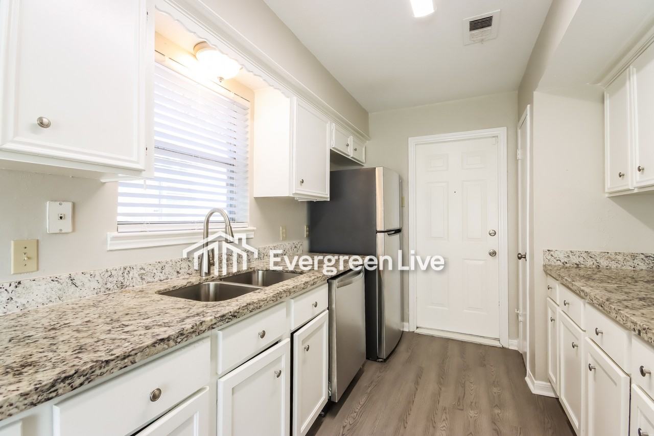 17311 Baronshire Dr - Photo 3 of 14