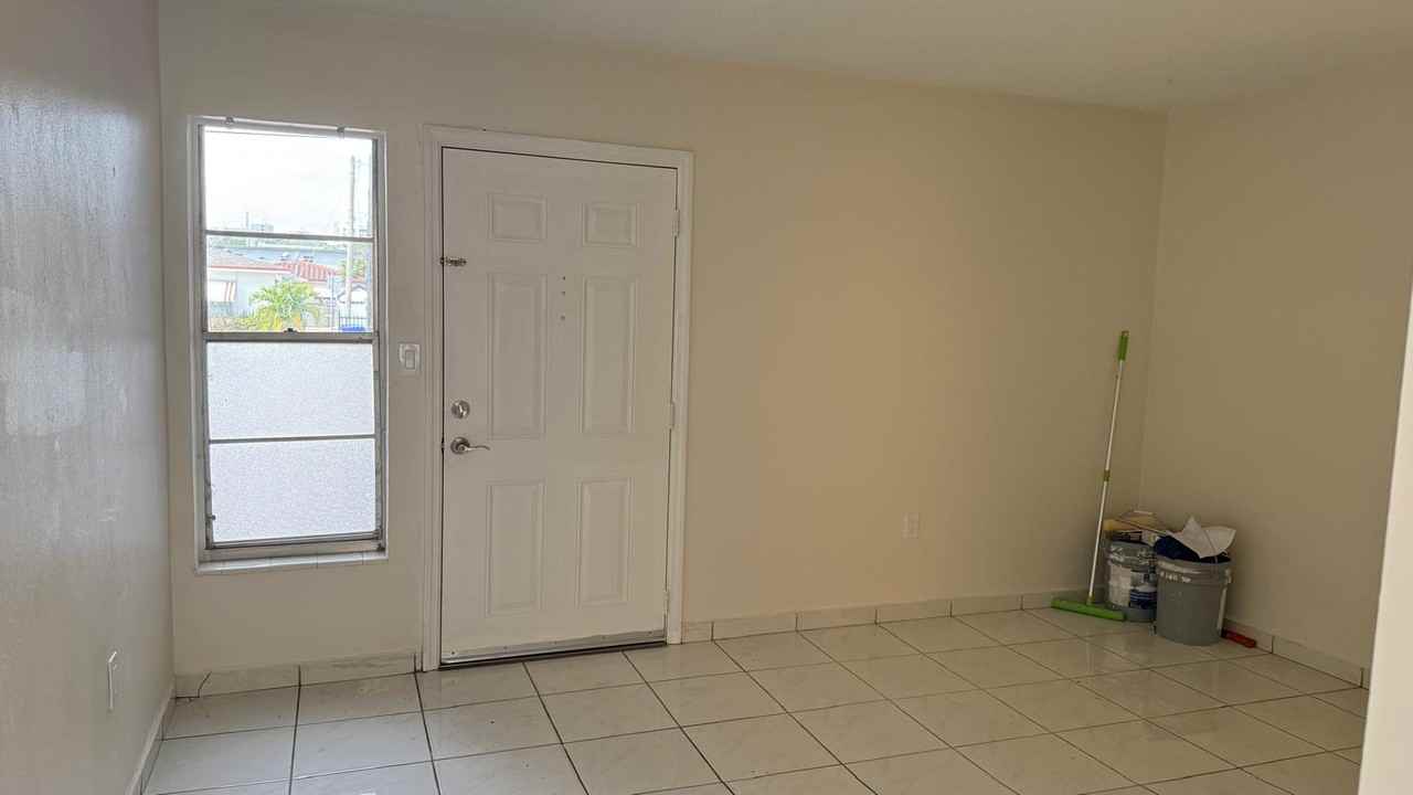 1390 Nw 2nd St #3 - Photo 4 of 24