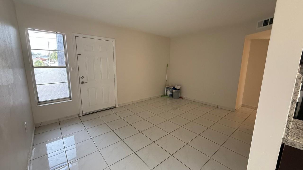 1390 Nw 2nd St #3 - Photo 5 of 24