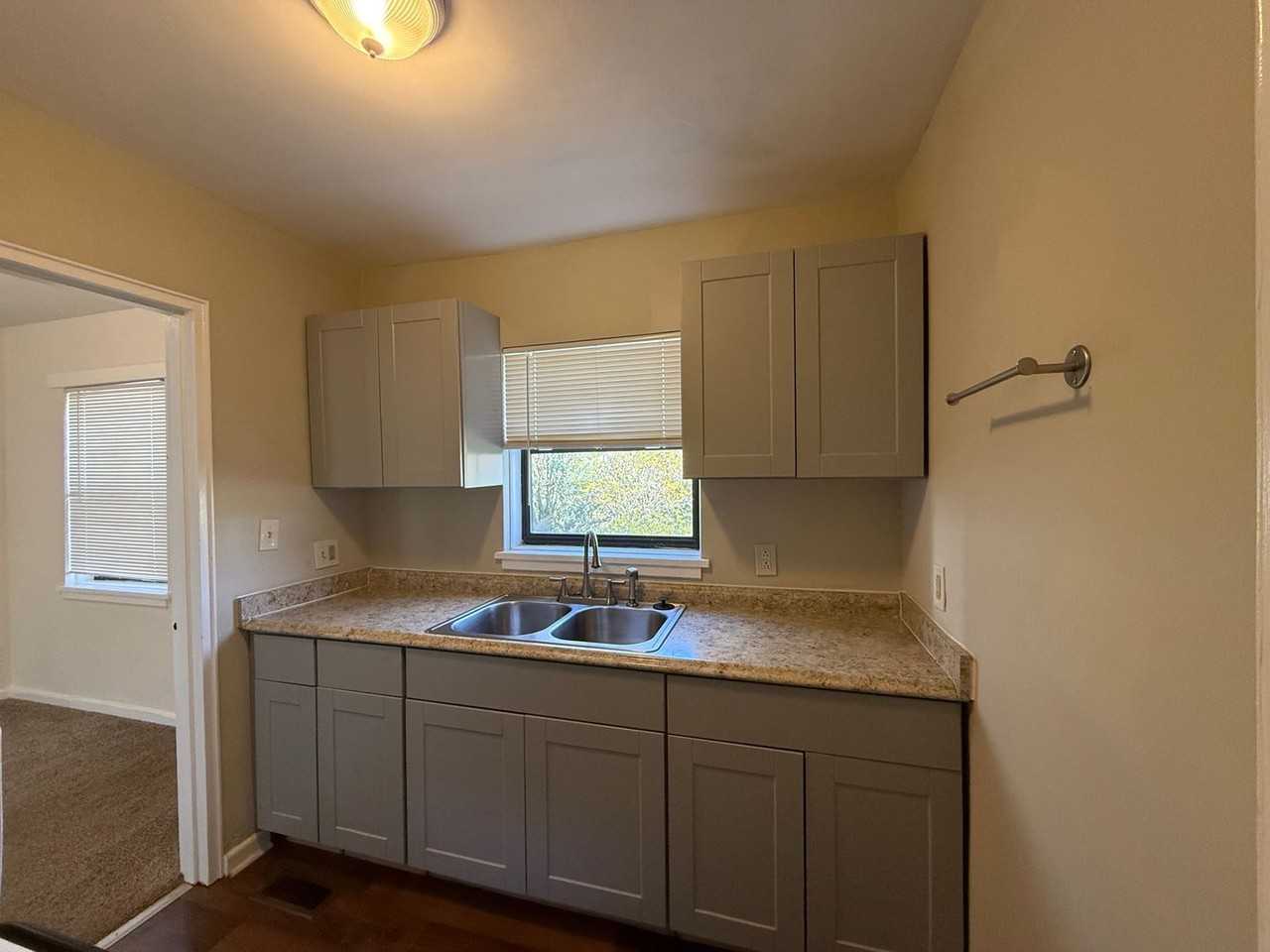 615 Biltmore Ave - Photo 3 of 17