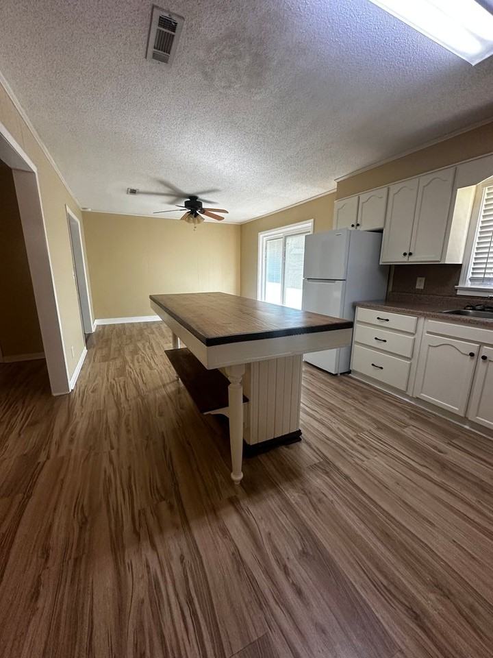 204 Walnut Dr - Photo 2 of 15
