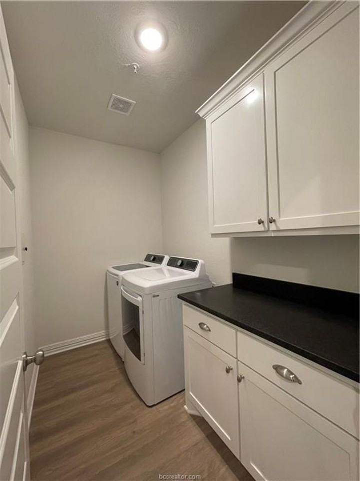 1540 Bennett St - Photo 5 of 34