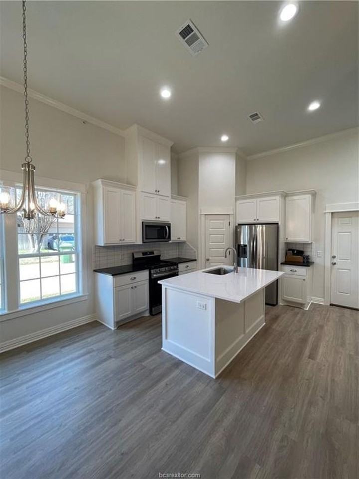 1540 Bennett St - Photo 6 of 34