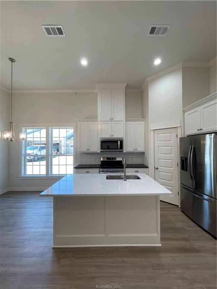 1540 Bennett St - Photo 7 of 34