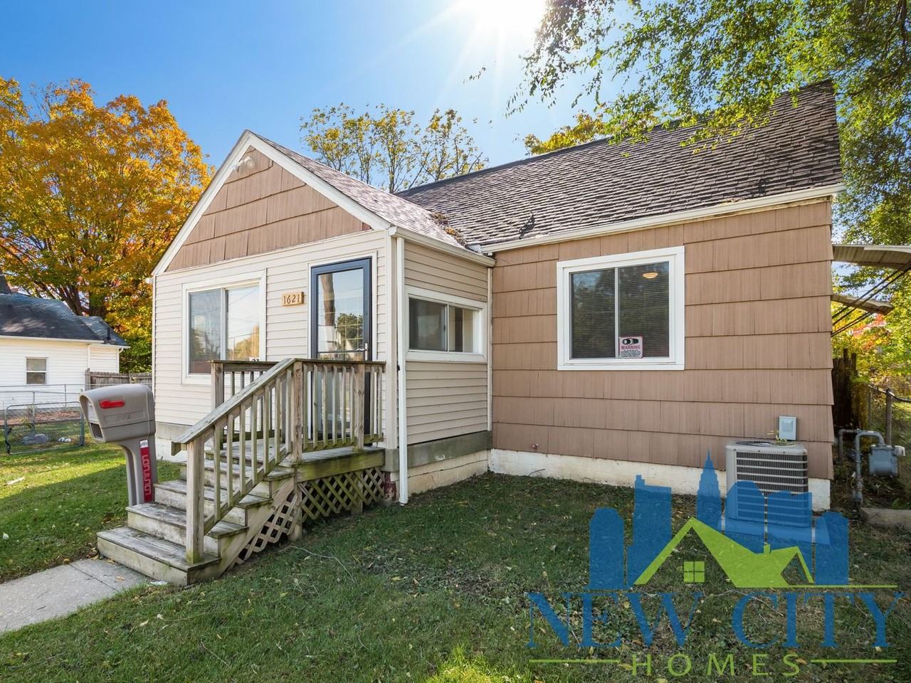 1621 Sullivant Ave - Photo 2 of 31