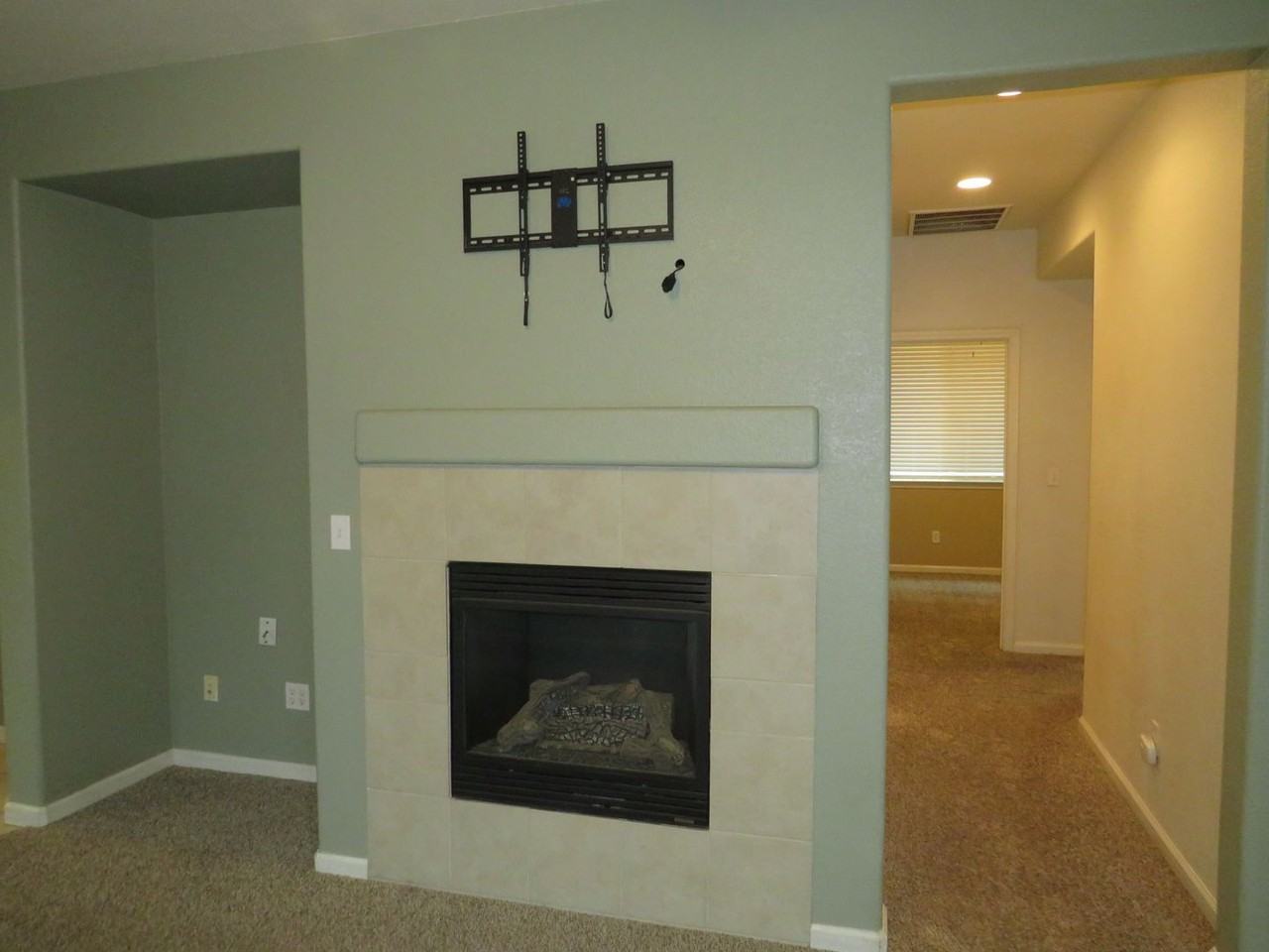 734 Salomon Dr - Photo 4 of 18