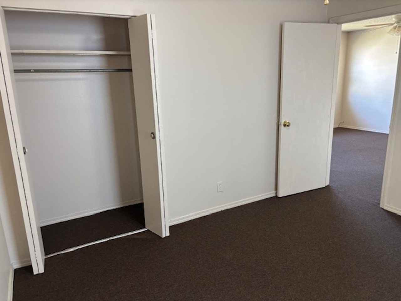 701 East Oregon Street - Photo 4 of 10