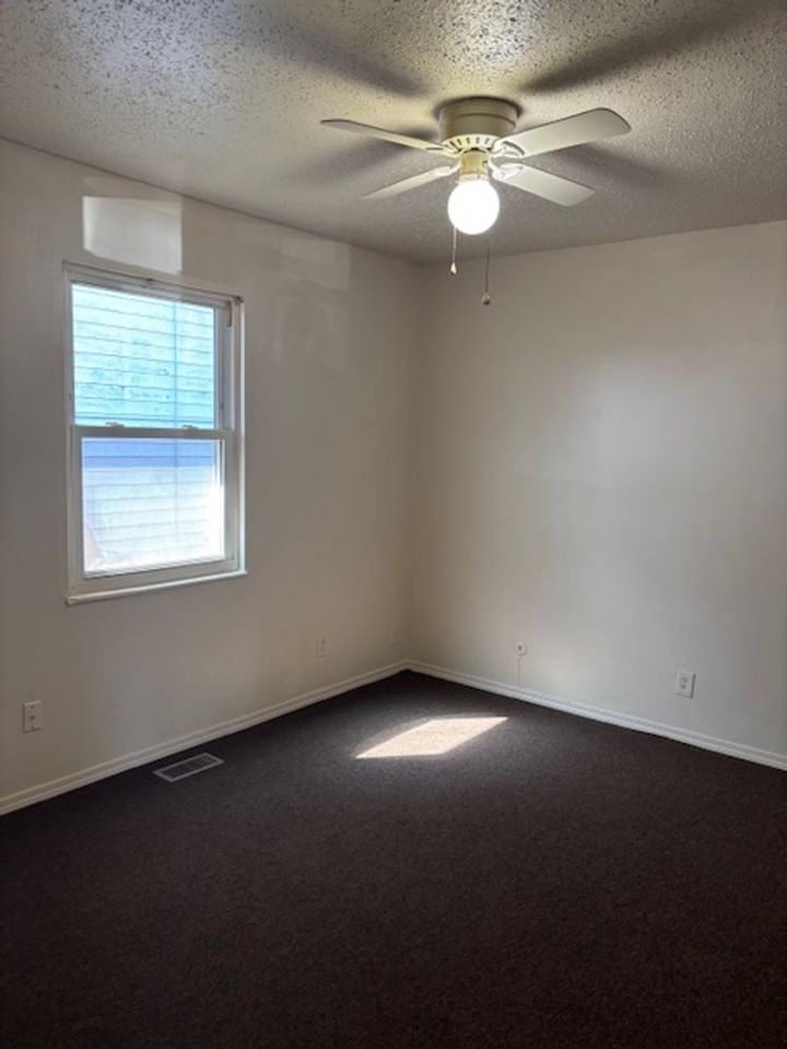 701 East Oregon Street - Photo 5 of 10