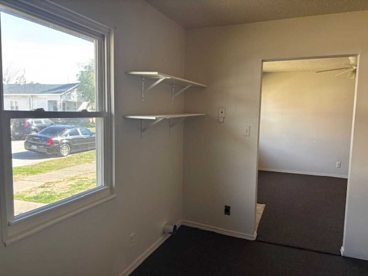 701 East Oregon Street - Photo 6 of 10