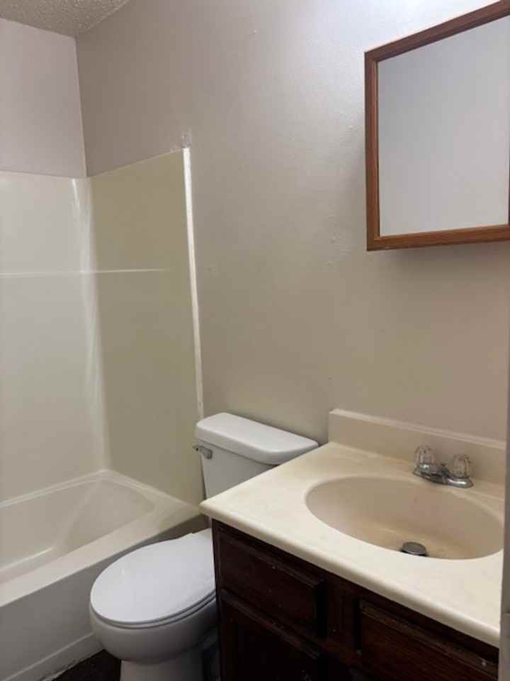 701 East Oregon Street - Photo 7 of 10