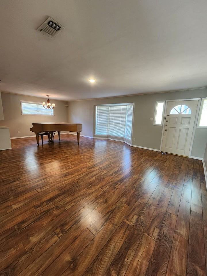 2427 Dogwood Dr - Photo 2 of 10