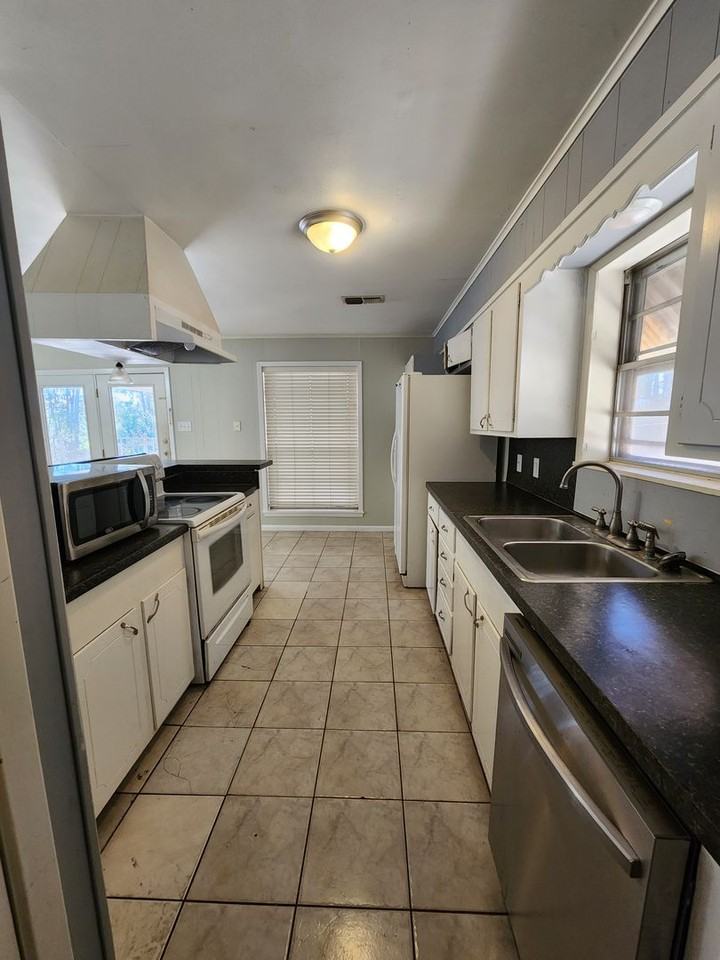 2427 Dogwood Dr - Photo 3 of 10