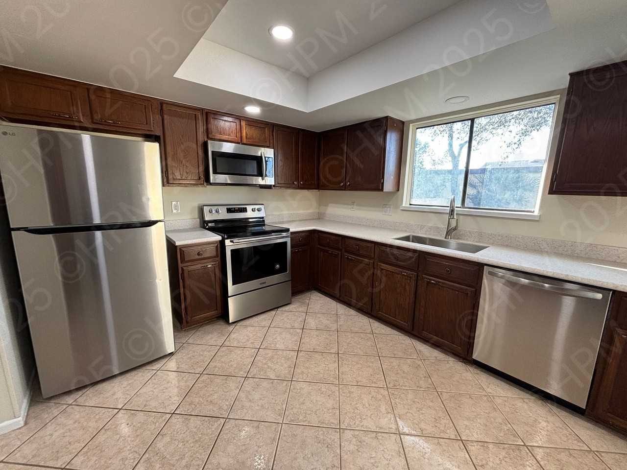 5868 Royal Rdg - Photo 3 of 23