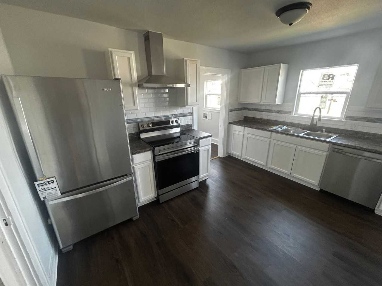 1742 Victoria St - Photo 5 of 12