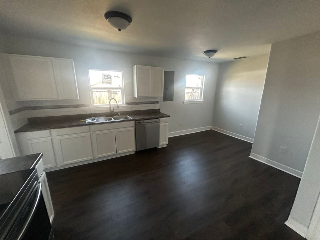 1742 Victoria St - Photo 6 of 12