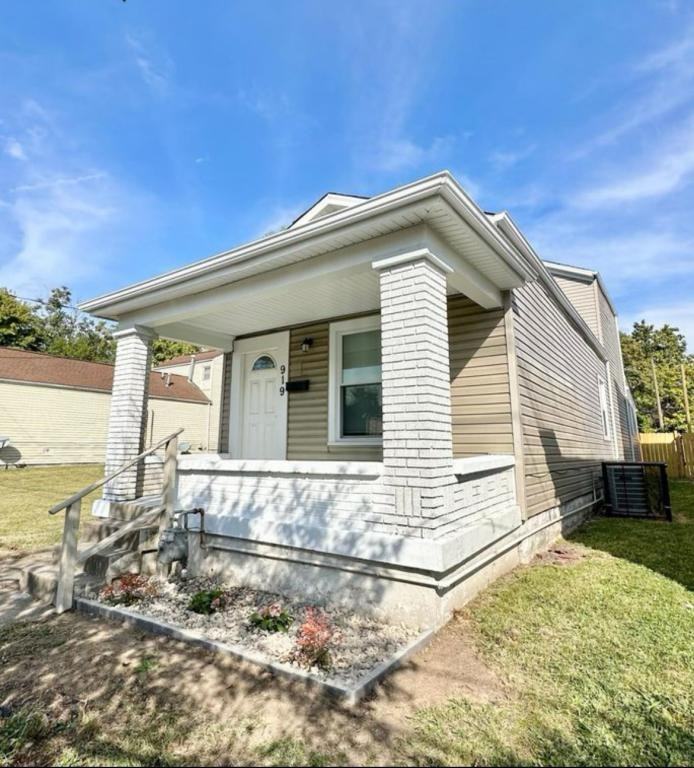 919 S Jackson St - Photo 2 of 16