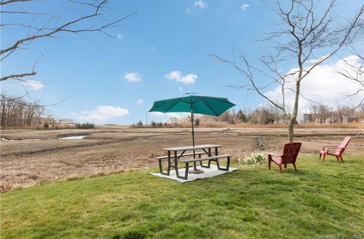 18 Thompson Ln - Photo 2 of 12