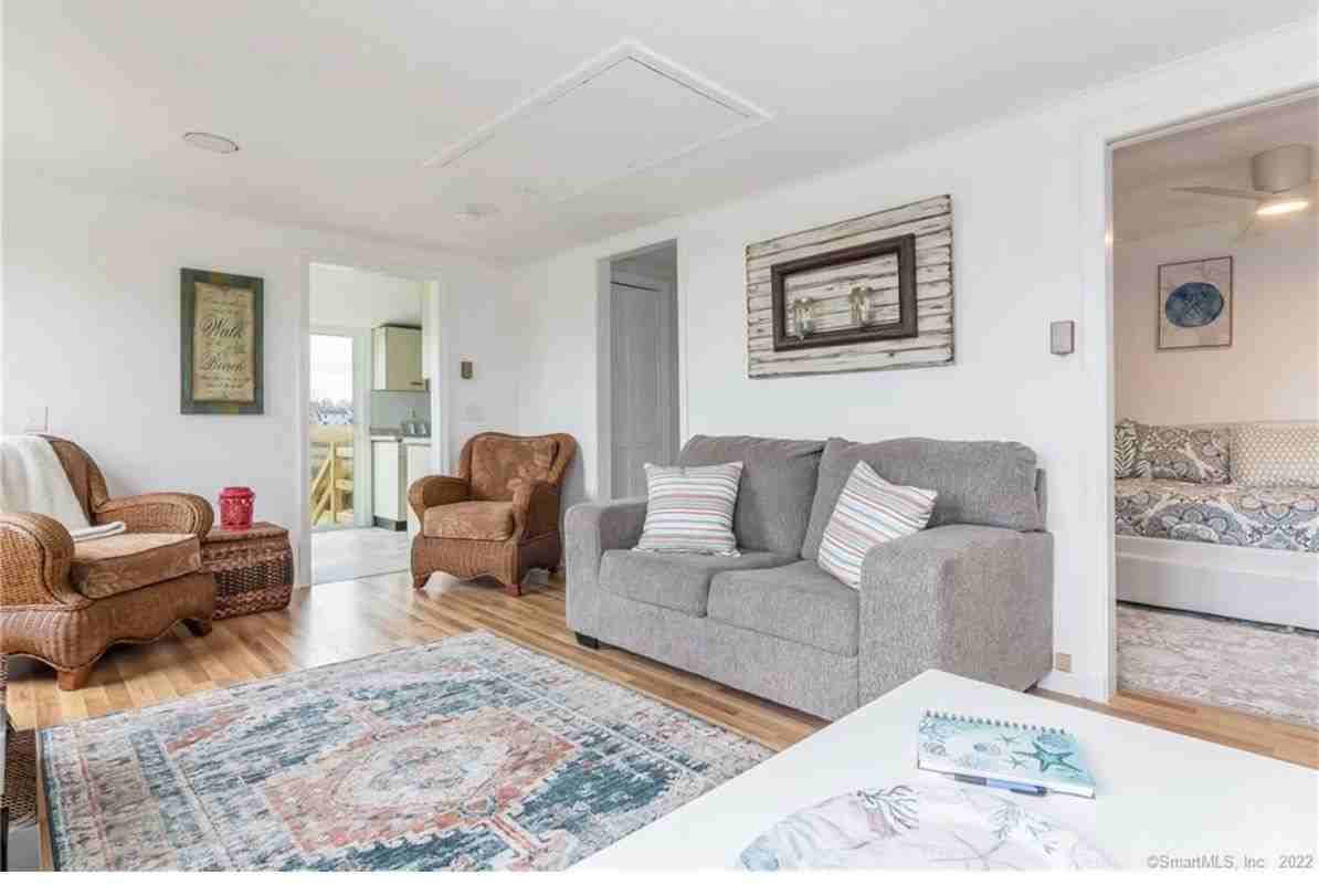 18 Thompson Ln - Photo 3 of 12