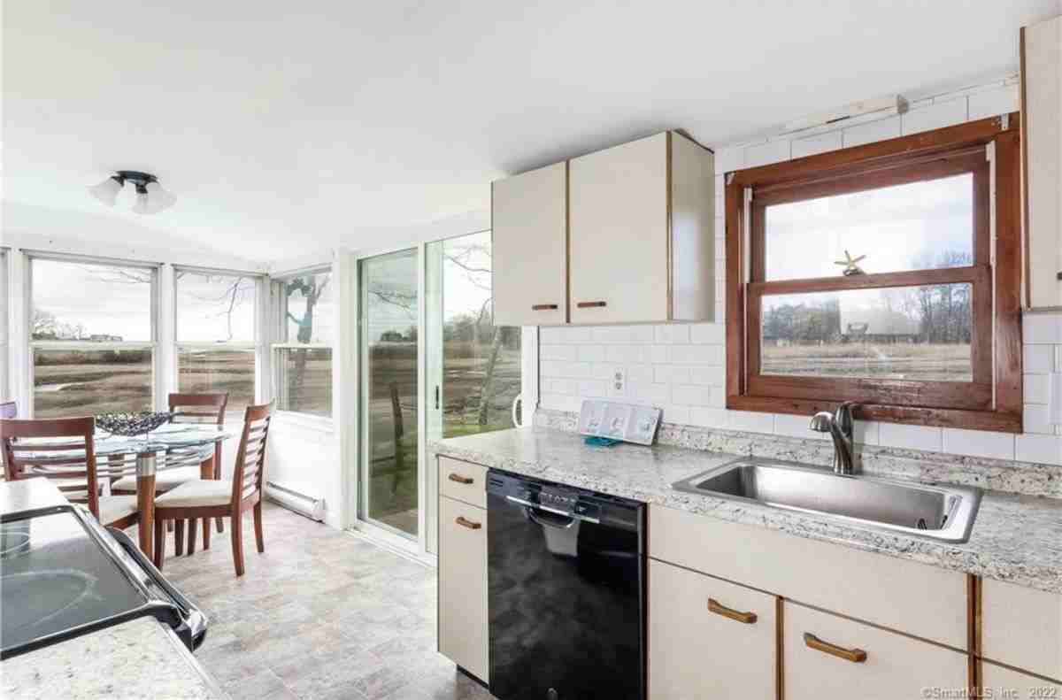 18 Thompson Ln - Photo 4 of 12