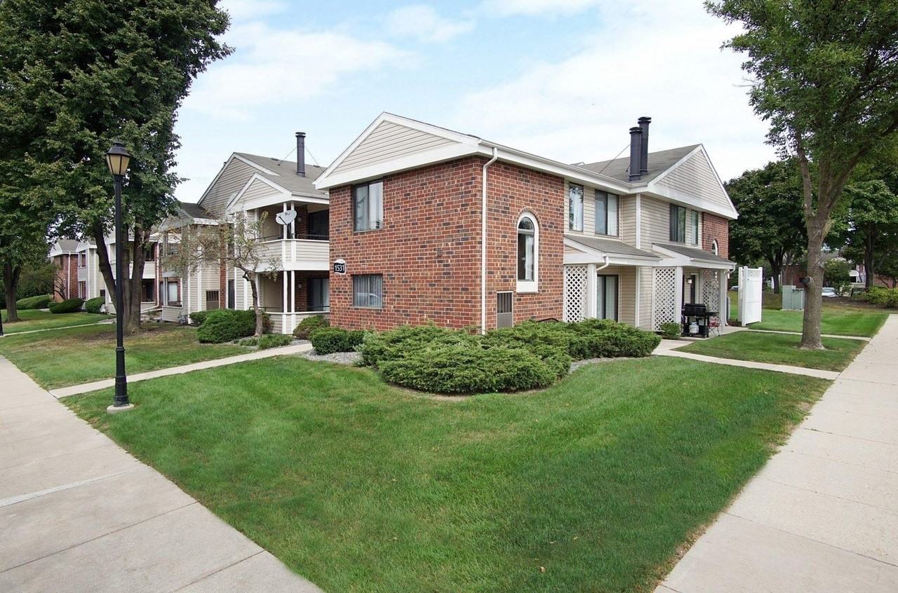 1627 Westminster Dr #203