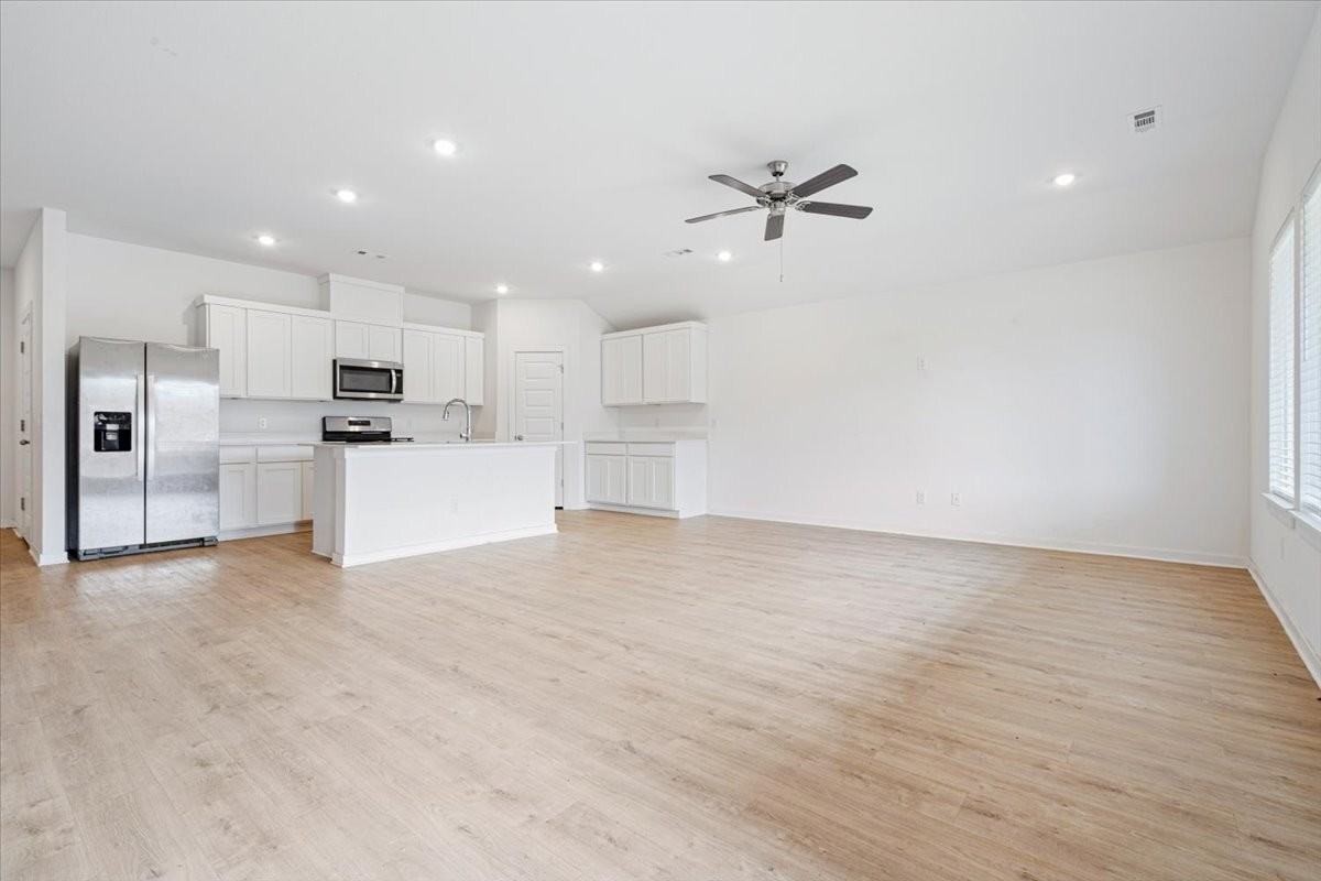 1051 Emerald St - Photo 3 of 20