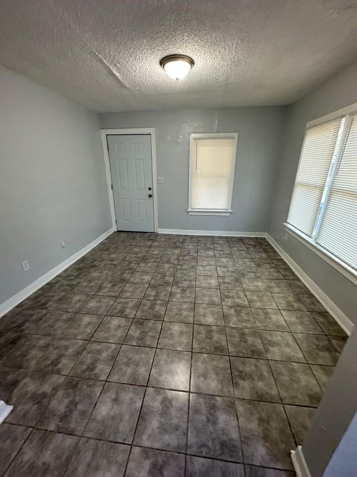 1359 W 20th St - Photo 3 of 15