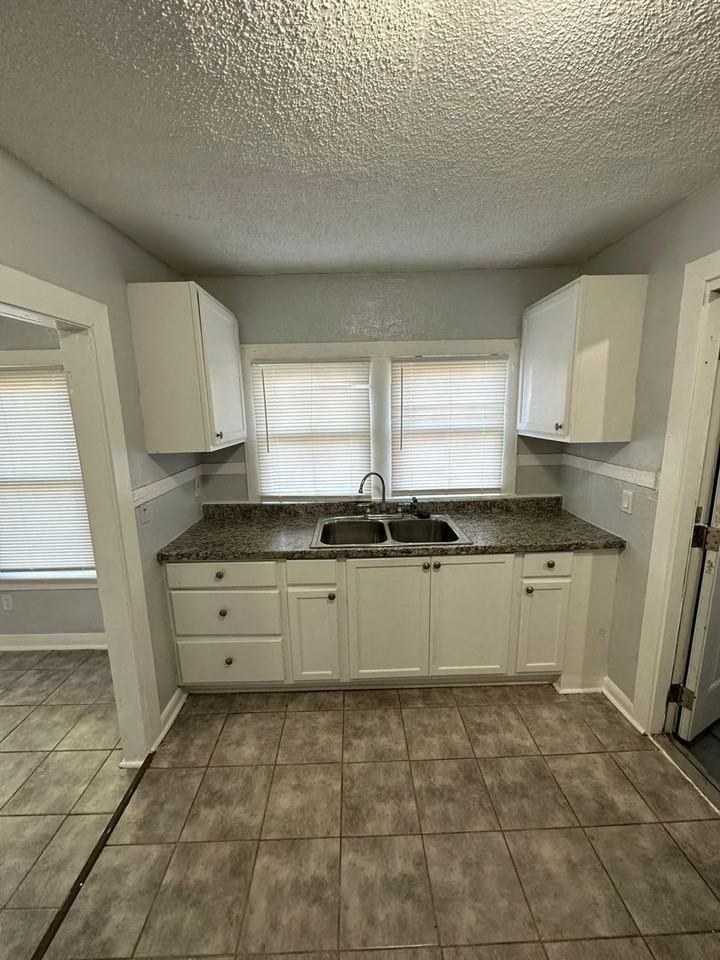 1359 W 20th St - Photo 4 of 15