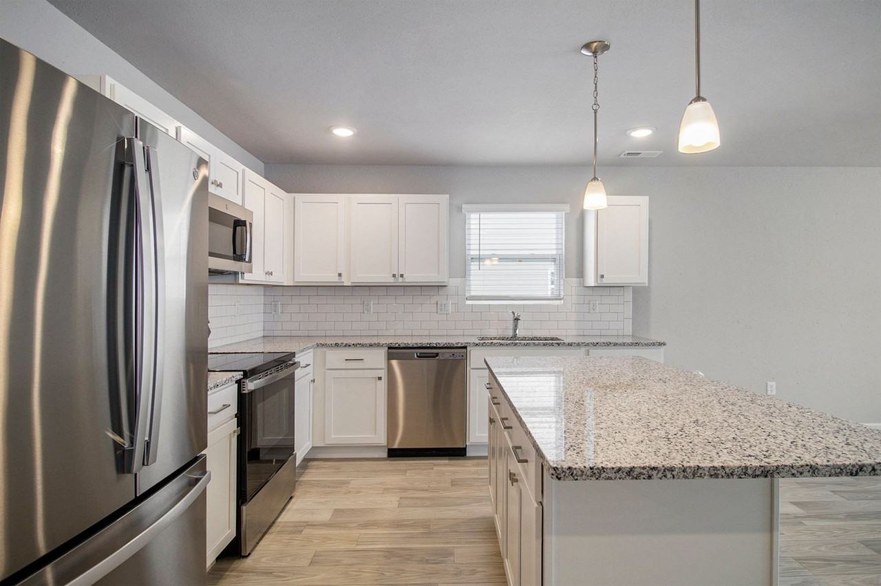 205 Creek Pointe Cir - Photo 2 of 24