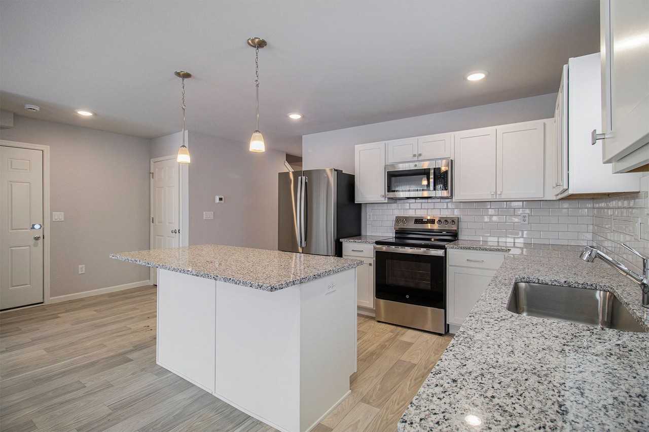 205 Creek Pointe Cir - Photo 3 of 24