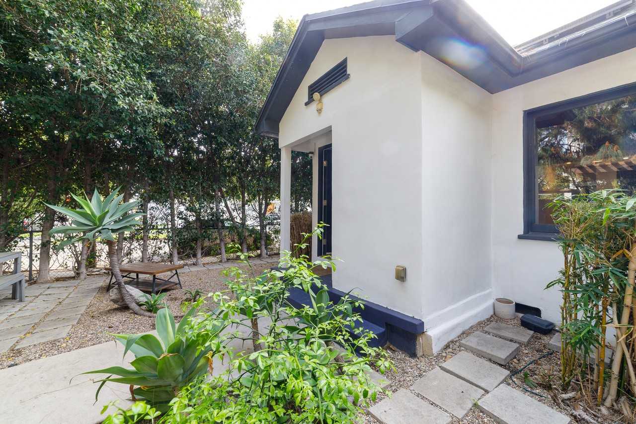 1201 N Orange Dr - Photo 3 of 31