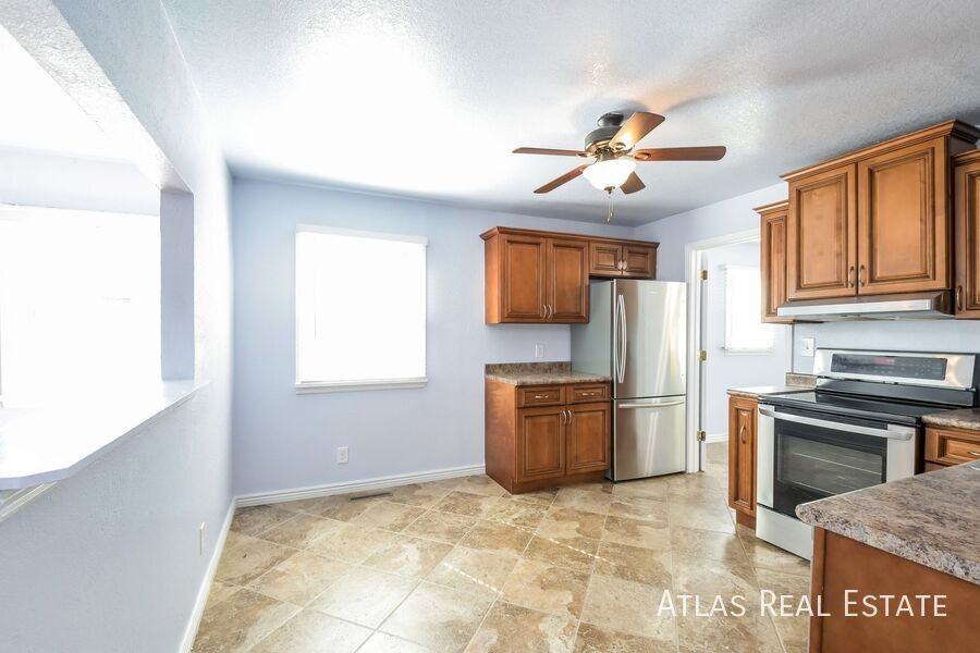 2125 S Hazel Ct - Photo 3 of 19
