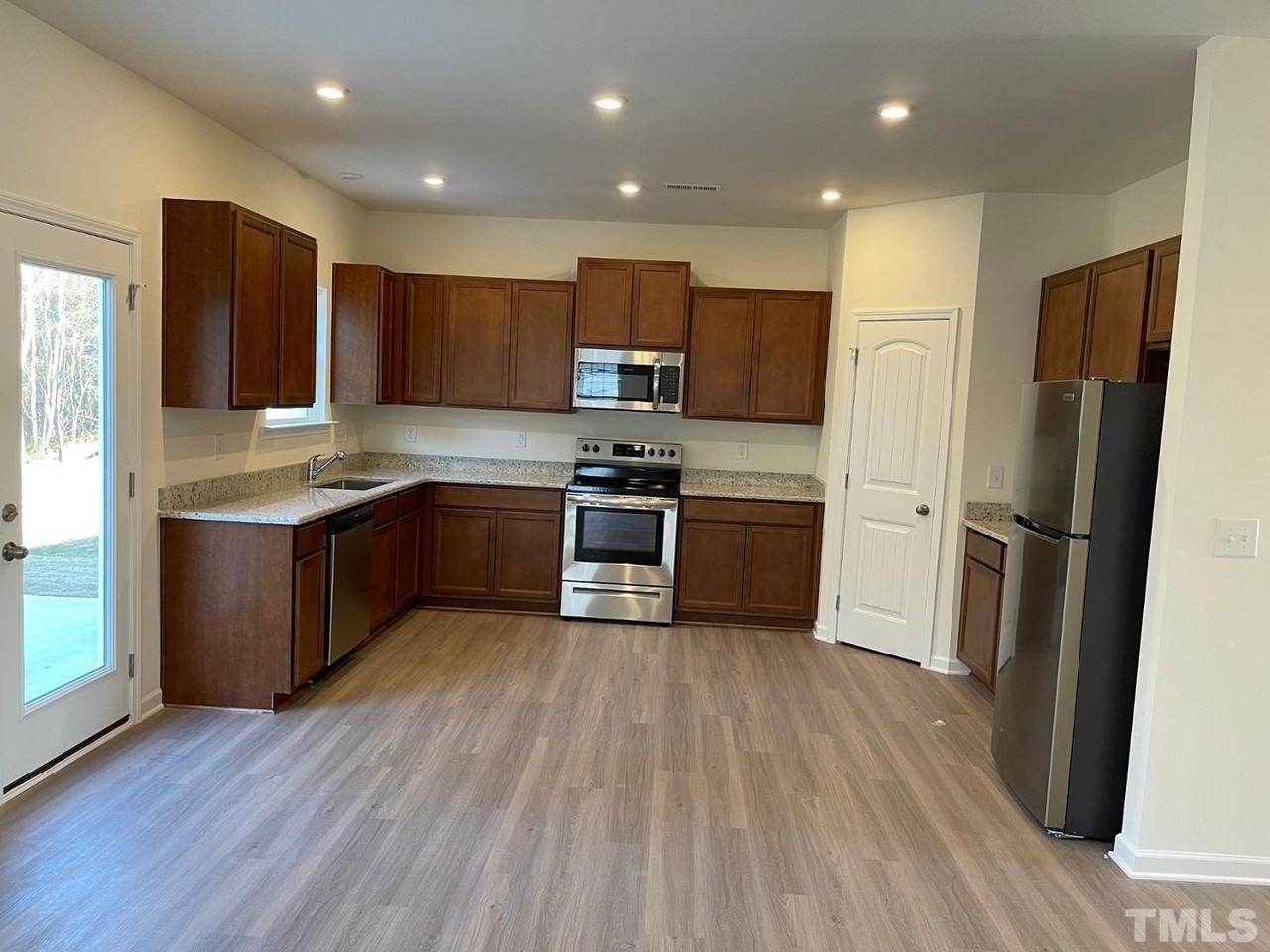 421 Troy Dr - Photo 6 of 27