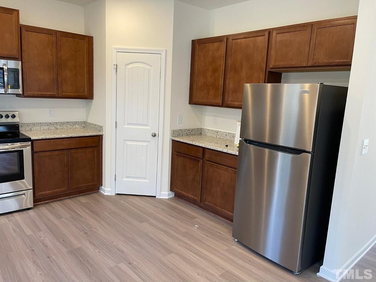 421 Troy Dr - Photo 7 of 27