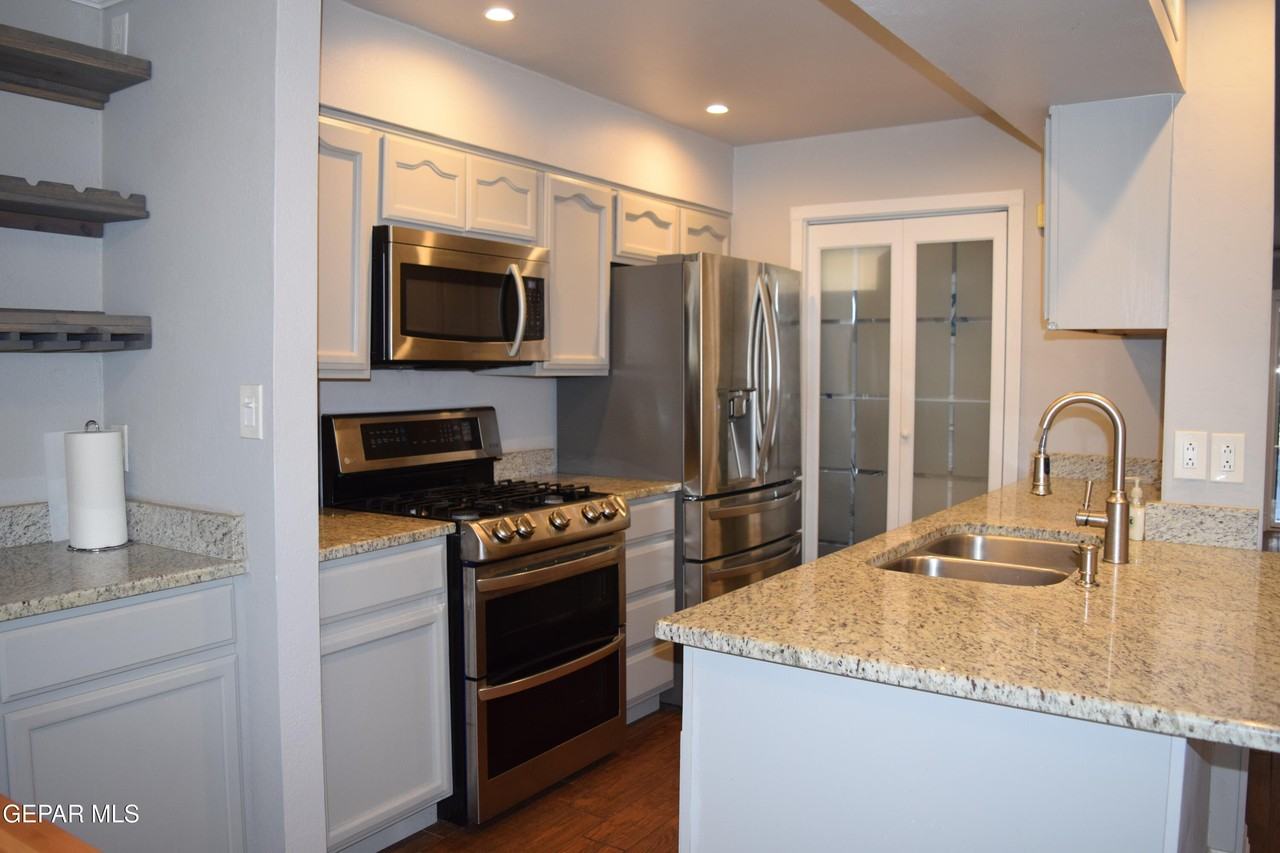 500 Thunderbird Dr - Photo 2 of 14