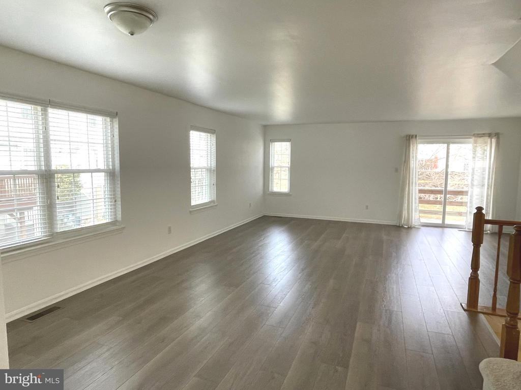 224 Liberty Dr - Photo 2 of 32