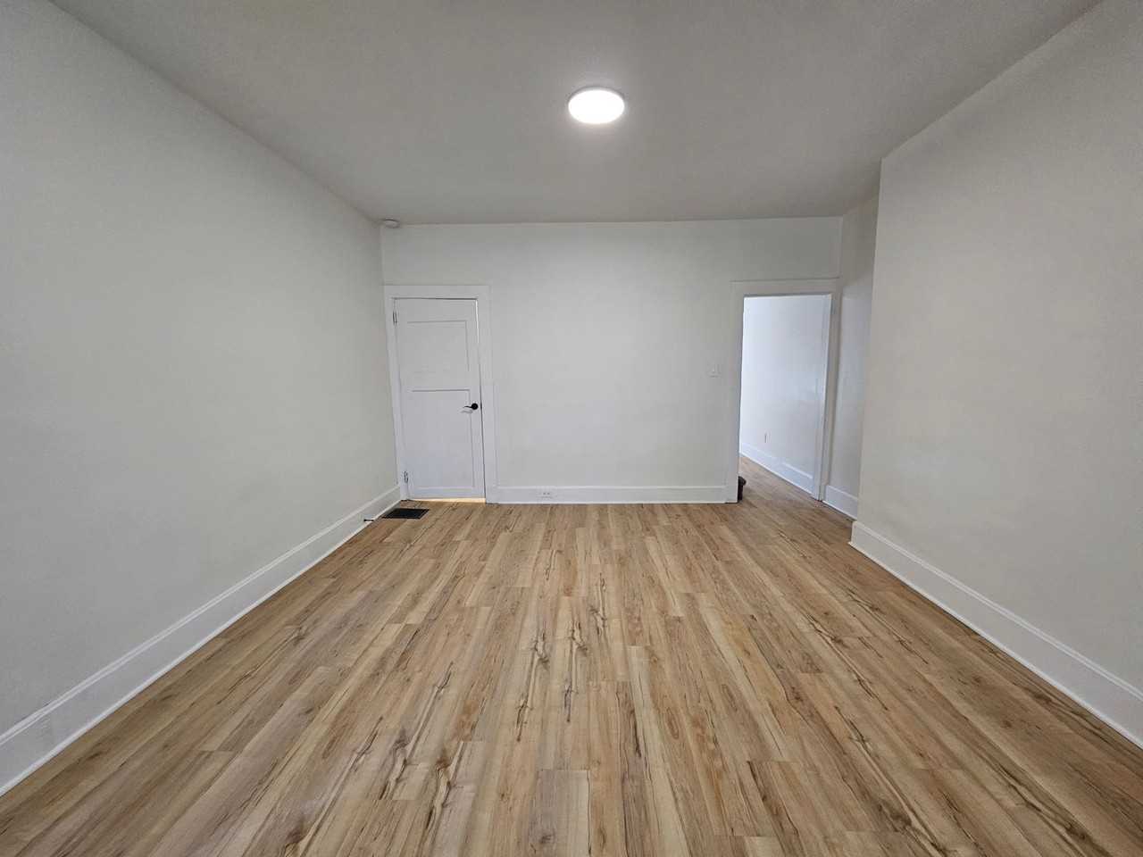 10 Leslie St - Photo 6 of 12