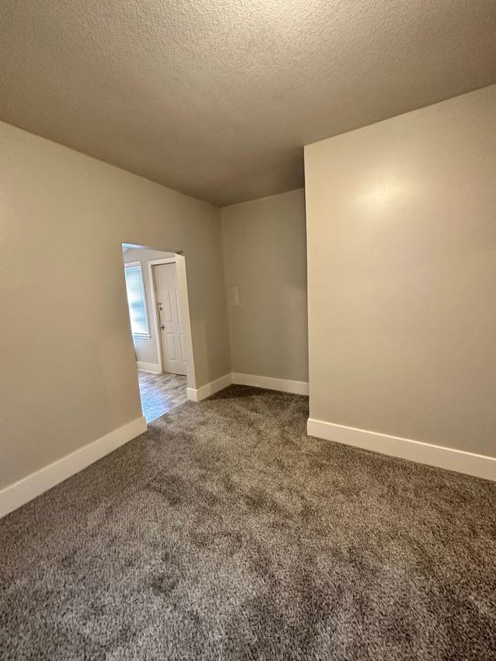 1016 S Market St - Photo 4 of 21