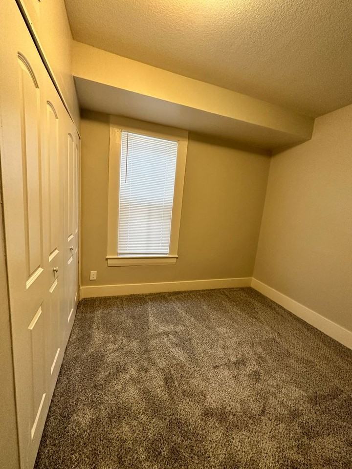 1016 S Market St - Photo 6 of 21