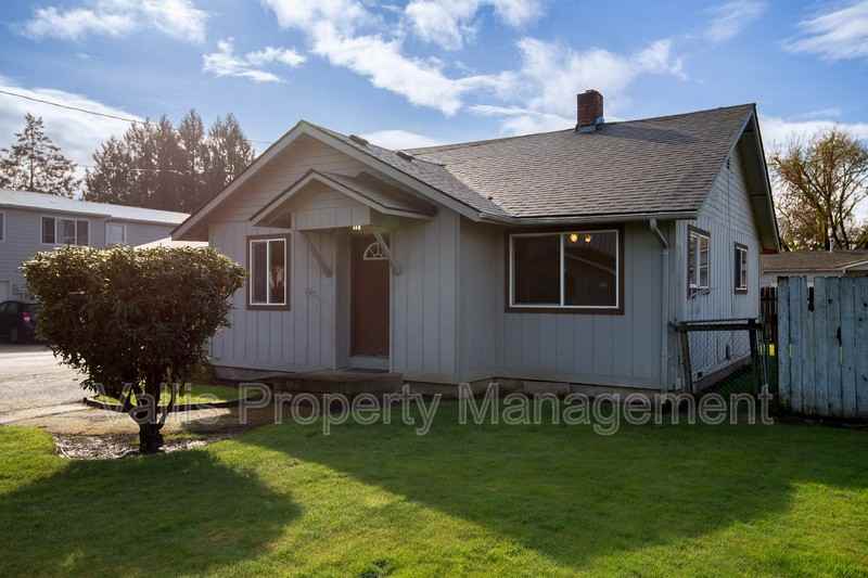 3630 Beverly Ave Ne - Photo 2 of 17