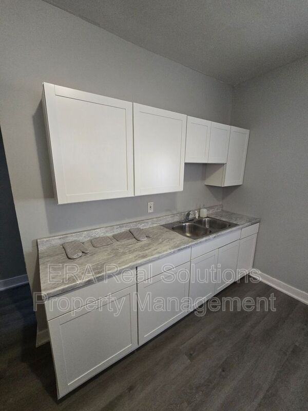 95 Whitethorne Ave - Photo 2 of 21