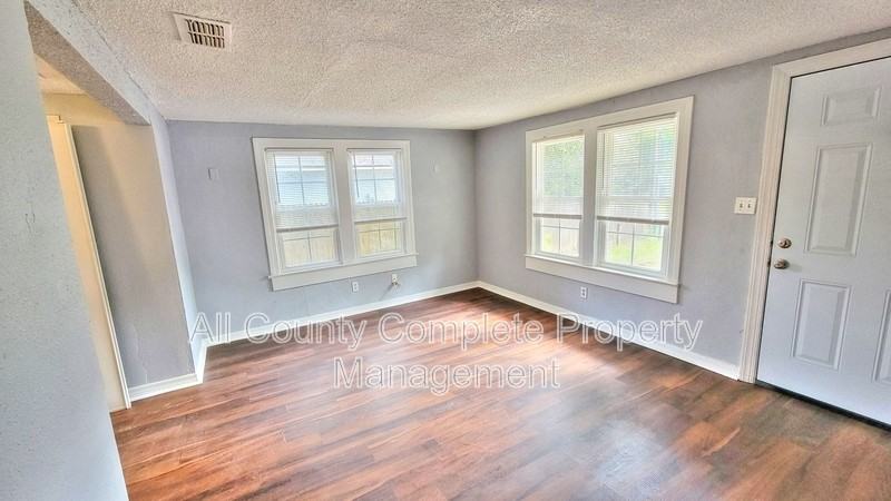 3553 Owen Ave - Photo 4 of 19